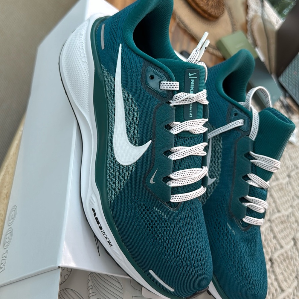 Air Zoom Nike’s women’s size 7.5. Never worn. Turquoise green color.